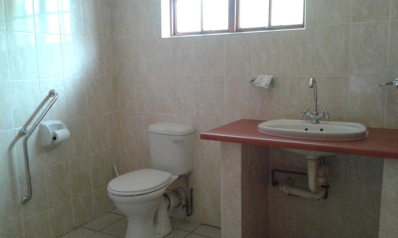 Larissa Hotel Maun Buitenkant foto