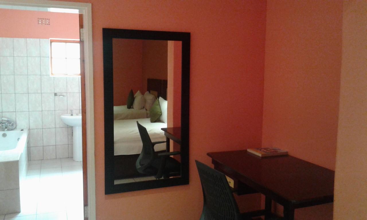 Larissa Hotel Maun Buitenkant foto