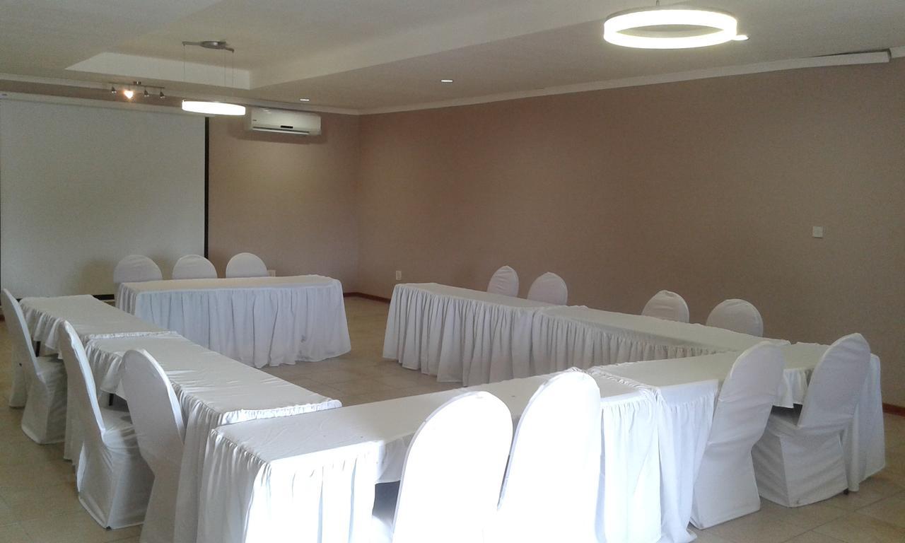 Larissa Hotel Maun Buitenkant foto